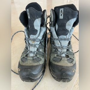Women’s Salomon Quest 4D GTX hiking boots. Size 9 women US or  41.5 European